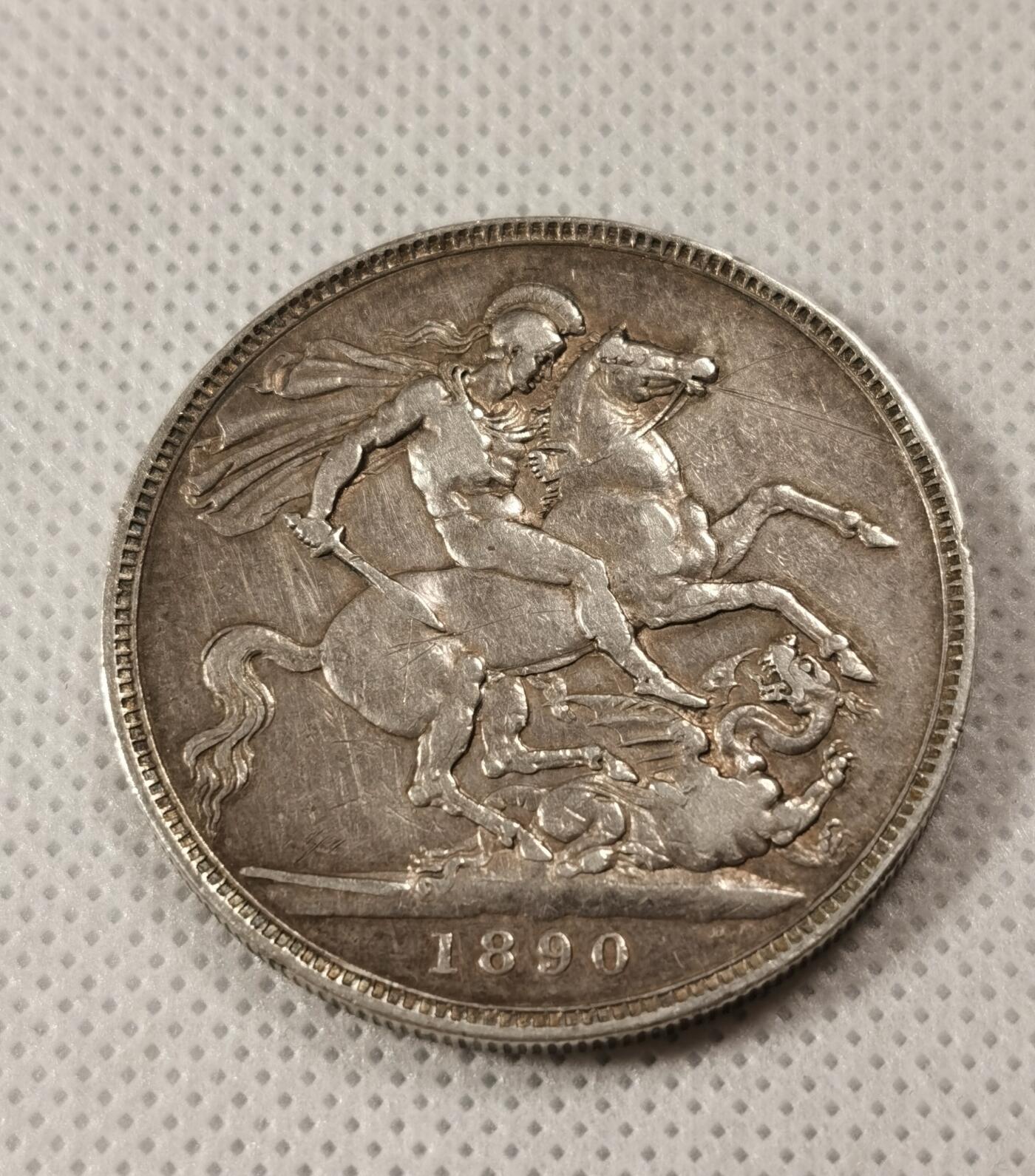 甄臻铺-世界钱币拍卖（第9期）新铺开张，欢迎捧场 英国 1890年 维多利亚女王高冠马剑1克朗银币 原味包浆，较少年份