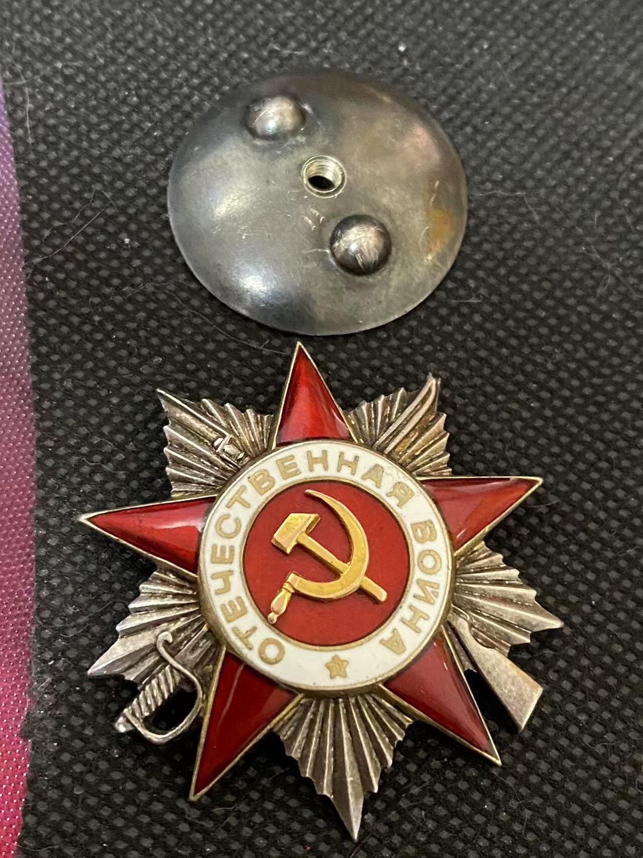 苏联勋章奖章3月28日晚上九点结束在麦稀奇 找不到的加我qq或者微信都是184277308备注苏章拍卖。最好加微信群每次都会通知还有提前可以一口价的 最近会持续拍卖一些东西。  苏联Соломатин Матвей Дмитриевич 的43二级二战为国勋章 432001 蟹版 好品无磕碰 佩戴痕迹几乎都没有 蟹版 短杆 原配银盖子 沃洛赫塔车站的战斗中，索洛马京同志表现勇敢无畏，将炮推到开放型发射阵地上近距离射击敌军步兵，他的排压制了敌军的3个火力点，消灭了2个步兵排、2挺机枪和1门迫击炮，申请一级给的二级。