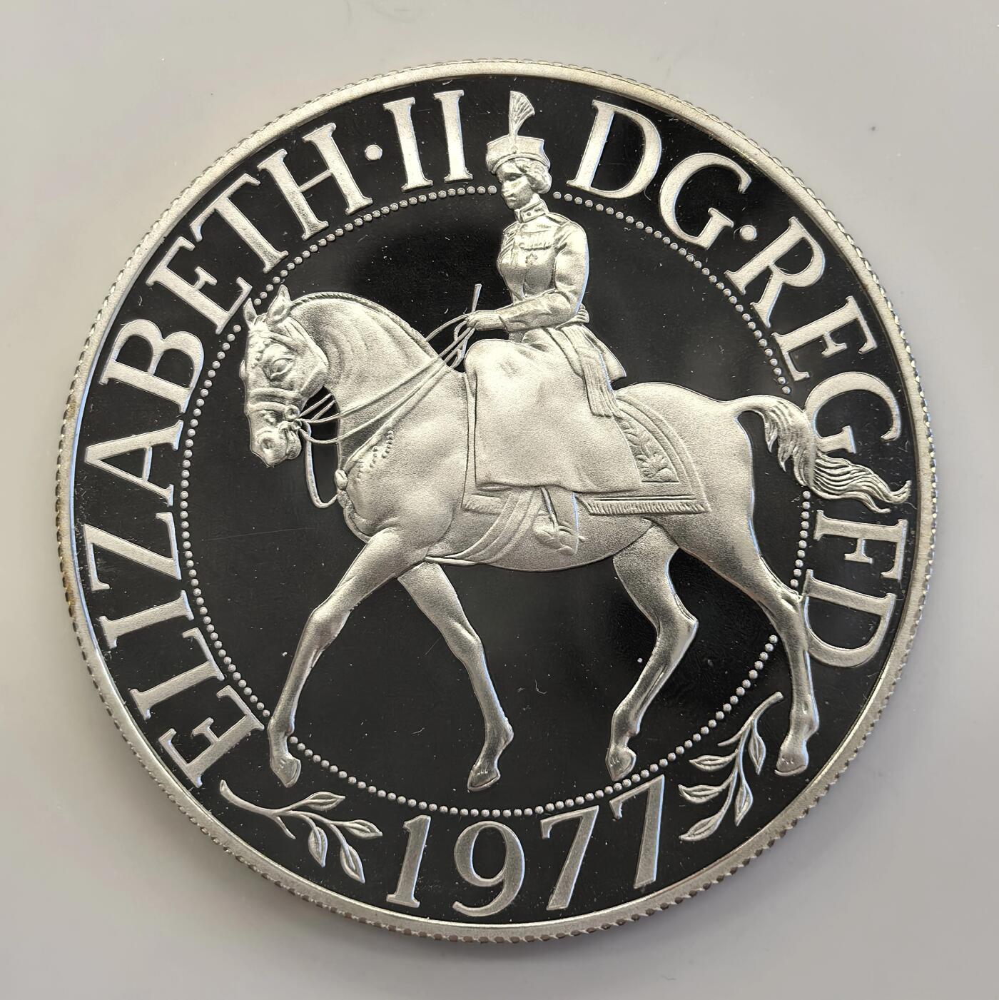 博洋堂世界钱币拍卖第115期（全场包邮） 英国1977年女王登基25周年精制纪念银币原盒带证书UNC，PROOF精制币，币面清爽干净又漂亮，状态极佳。