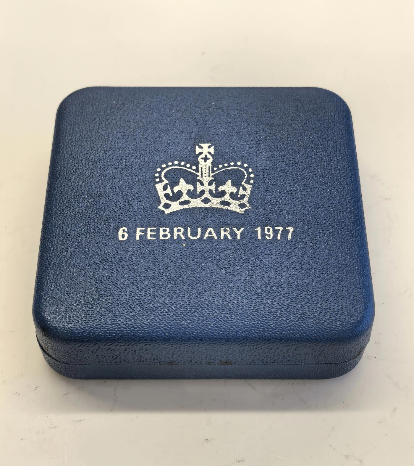 博洋堂世界钱币拍卖第115期（全场包邮） 英国1977年女王登基25周年精制纪念银币原盒带证书UNC，PROOF精制币，币面清爽干净又漂亮，状态极佳。