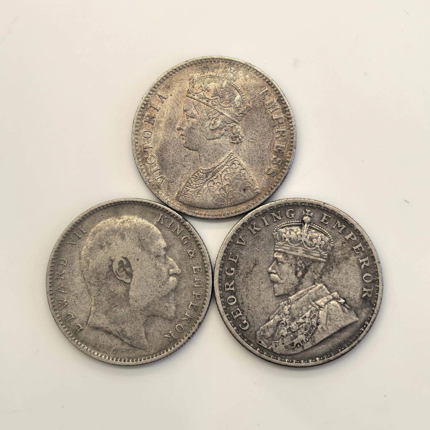 博洋堂世界钱币拍卖第115期（全场包邮） 印度1卢比一套三枚，维多利亚，爱七，乔五，祖孙三代原味状态一组