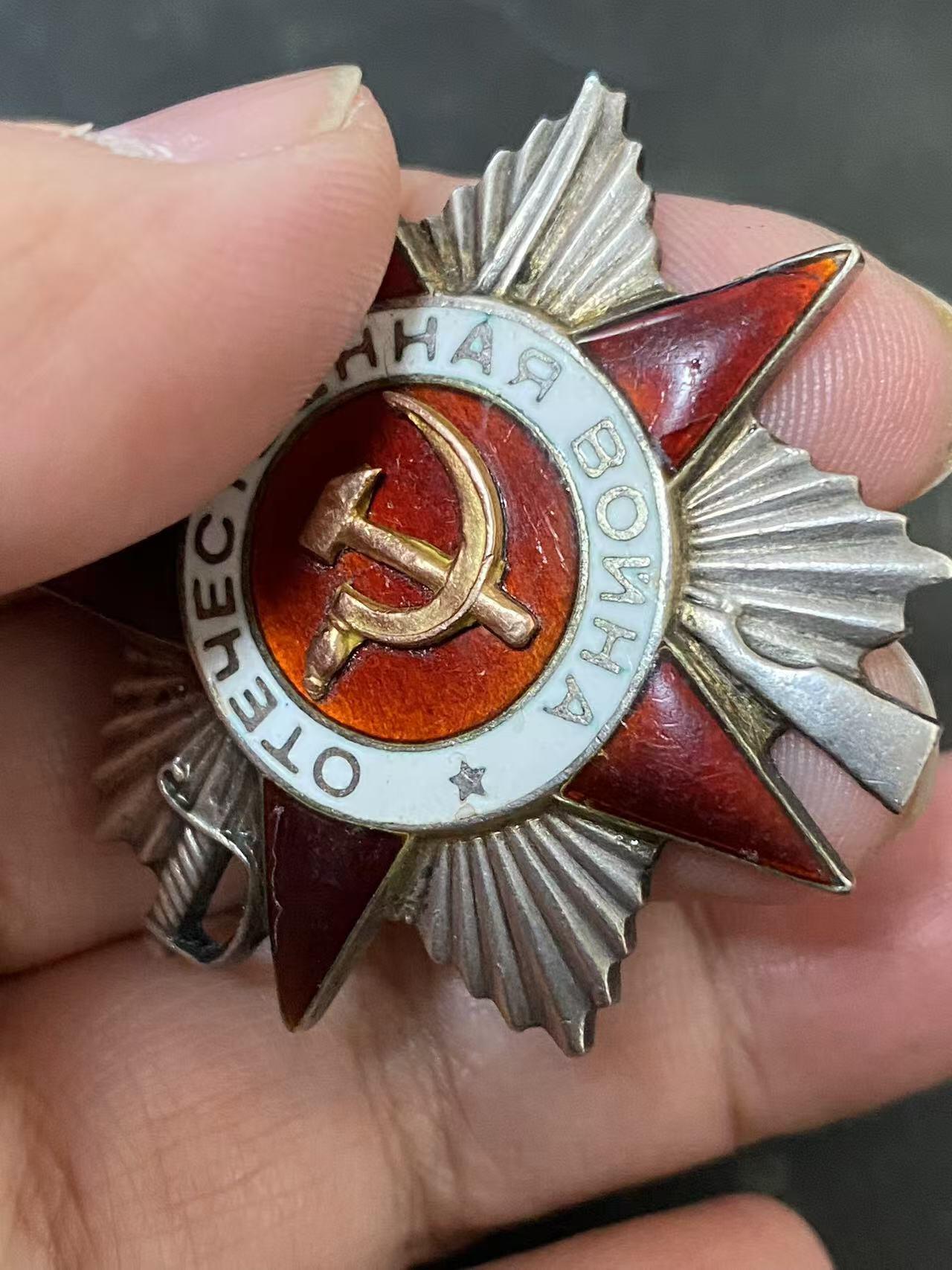 苏联勋章奖章3月28日晚上九点结束在麦稀奇 找不到的加我qq或者微信都是184277308备注苏章拍卖。最好加微信群每次都会通知还有提前可以一口价的 最近会持续拍卖一些东西。 苏联二级为国战争勋章 狙击手 品相磕碰 党徽原配 MZPP版本 Козлов Иван Данилович 43年1月起担任狙击手 到44年12月的几次战斗中 战绩为18+12 将近30人。在狙击手中属于中等偏上的水准了 基本也是能买到的狙击手天花板了。