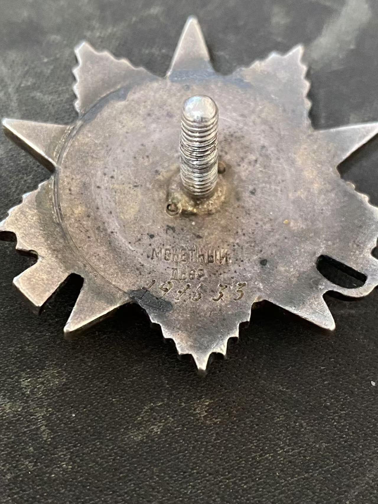 苏联勋章奖章3月28日晚上九点结束在麦稀奇 找不到的加我qq或者微信都是184277308备注苏章拍卖。最好加微信群每次都会通知还有提前可以一口价的 最近会持续拍卖一些东西。 苏联二级为国战争勋章 狙击手 品相磕碰 党徽原配 MZPP版本 Козлов Иван Данилович 43年1月起担任狙击手 到44年12月的几次战斗中 战绩为18+12 将近30人。在狙击手中属于中等偏上的水准了 基本也是能买到的狙击手天花板了。