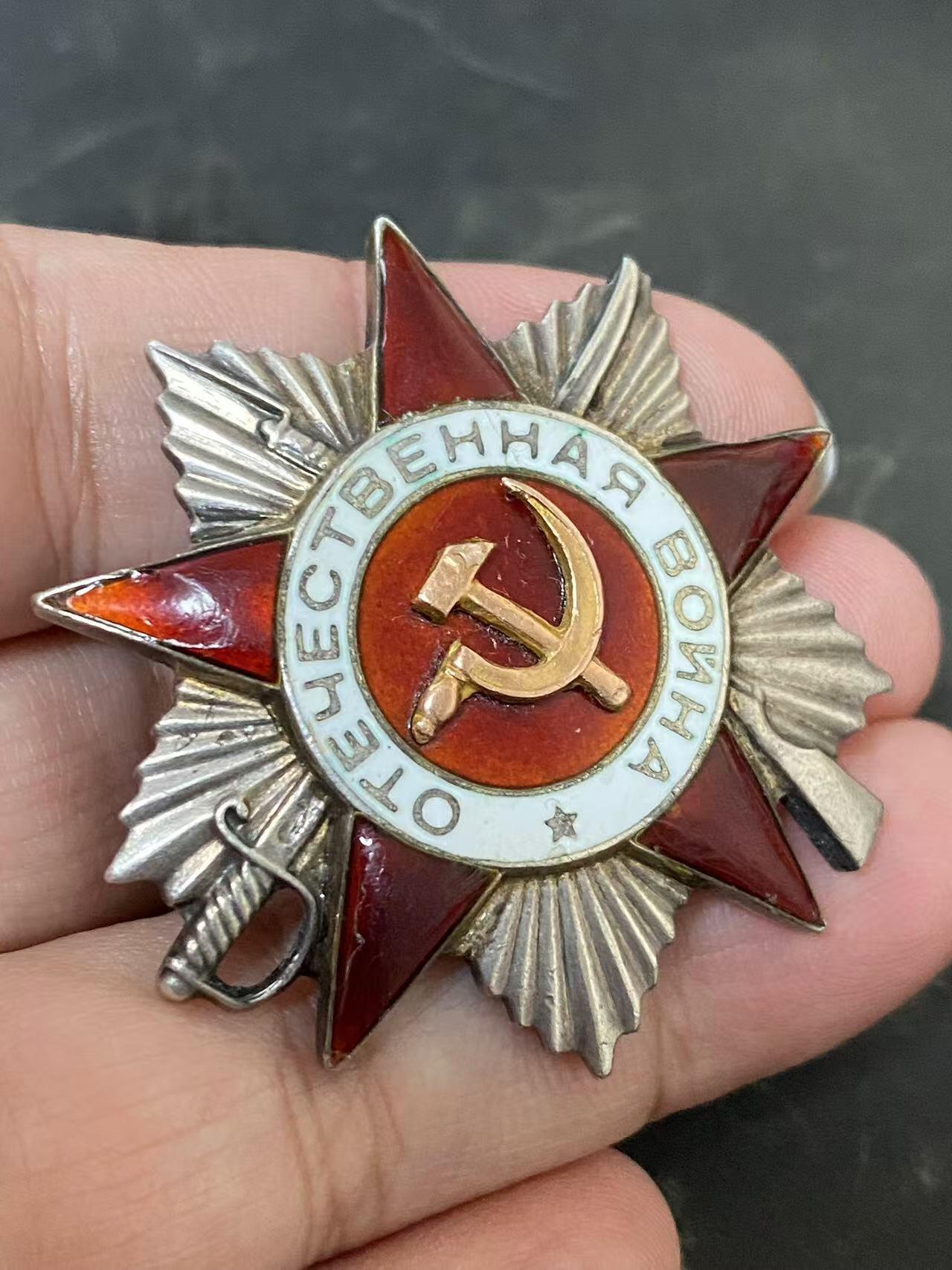 苏联勋章奖章3月28日晚上九点结束在麦稀奇 找不到的加我qq或者微信都是184277308备注苏章拍卖。最好加微信群每次都会通知还有提前可以一口价的 最近会持续拍卖一些东西。 苏联二级为国战争勋章 狙击手 品相磕碰 党徽原配 MZPP版本 Козлов Иван Данилович 43年1月起担任狙击手 到44年12月的几次战斗中 战绩为18+12 将近30人。在狙击手中属于中等偏上的水准了 基本也是能买到的狙击手天花板了。