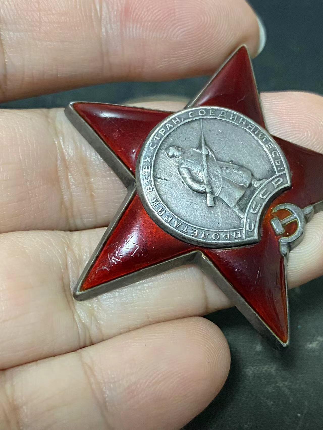 苏联勋章奖章3月28日晚上九点结束在麦稀奇 找不到的加我qq或者微信都是184277308备注苏章拍卖。最好加微信群每次都会通知还有提前可以一口价的 最近会持续拍卖一些东西。 苏联二战红星勋章 2110257 击落3飞机 MZPP珠宝局版 右下角顶部小瑕疵 几乎不可见 划痕比较多 Буданов Сергей Сергеевич 287近卫利沃夫高炮团1连炮手在尼杰尔地域内和劳班市的战斗中，布达诺夫所工作的分队击落了3架敌机，烧毁了2辆运载弹药的敌军汽车。