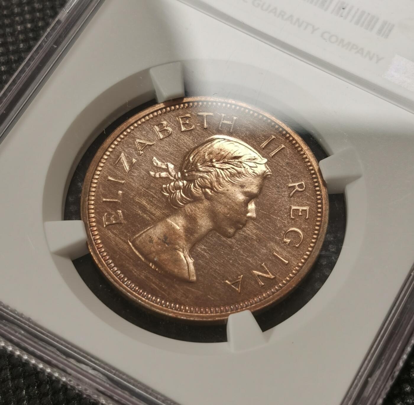 甄臻铺-世界钱币拍卖-南非西非东非专场（第10期）送拍享返佣金等优惠多多 NGC-PF63 英属南非 1956 1便士 精制 原味包浆，币面转光