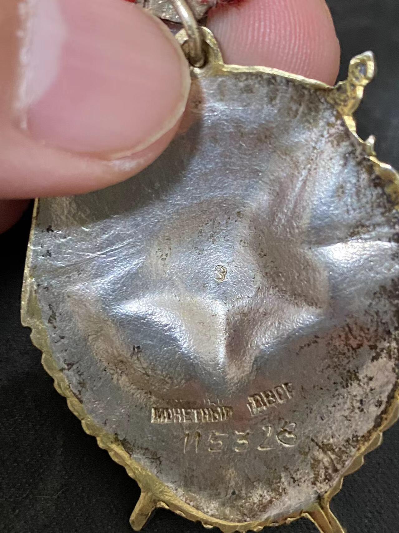 苏联勋章奖章3月28日晚上九点结束在麦稀奇 找不到的加我qq或者微信都是184277308备注苏章拍卖。最好加微信群每次都会通知还有提前可以一口价的 最近会持续拍卖一些东西。 苏联二战红旗勋章 115328 拉脱维亚君官 早期颁发 第一批服役获得 1919年参君 参加过内占   极品品相 珐琅完美 无磕碰无明显佩戴痕迹 原环 白钢挂 镀金也很漂亮 版本特别好 带检验戳记8背面是那种有镜面的版本 这个号段，这个品相无敌 近卫军上校 Блекис Эдуард Михайлович  有登记卡  奖励卡为一级为国的 可以看出他参加了内占 