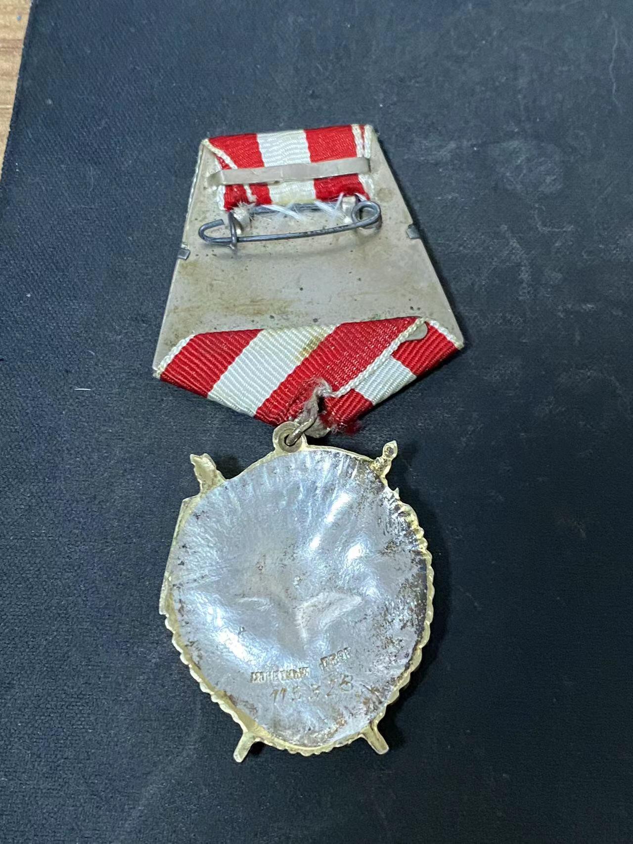 苏联勋章奖章3月28日晚上九点结束在麦稀奇 找不到的加我qq或者微信都是184277308备注苏章拍卖。最好加微信群每次都会通知还有提前可以一口价的 最近会持续拍卖一些东西。 苏联二战红旗勋章 115328 拉脱维亚君官 早期颁发 第一批服役获得 1919年参君 参加过内占   极品品相 珐琅完美 无磕碰无明显佩戴痕迹 原环 白钢挂 镀金也很漂亮 版本特别好 带检验戳记8背面是那种有镜面的版本 这个号段，这个品相无敌 近卫军上校 Блекис Эдуард Михайлович  有登记卡  奖励卡为一级为国的 可以看出他参加了内占 