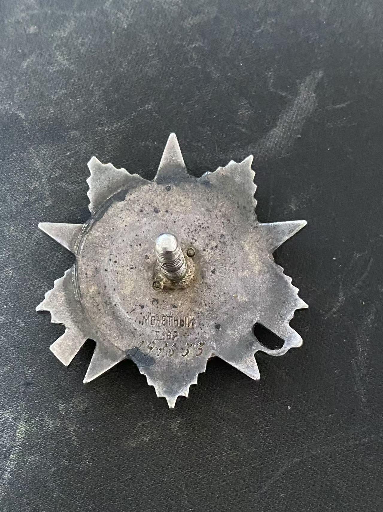 苏联勋章奖章3月28日晚上九点结束在麦稀奇 找不到的加我qq或者微信都是184277308备注苏章拍卖。最好加微信群每次都会通知还有提前可以一口价的 最近会持续拍卖一些东西。 苏联二级为国战争勋章 狙击手 品相磕碰 党徽原配 MZPP版本 Козлов Иван Данилович 43年1月起担任狙击手 到44年12月的几次战斗中 战绩为18+12 将近30人。在狙击手中属于中等偏上的水准了 基本也是能买到的狙击手天花板了。