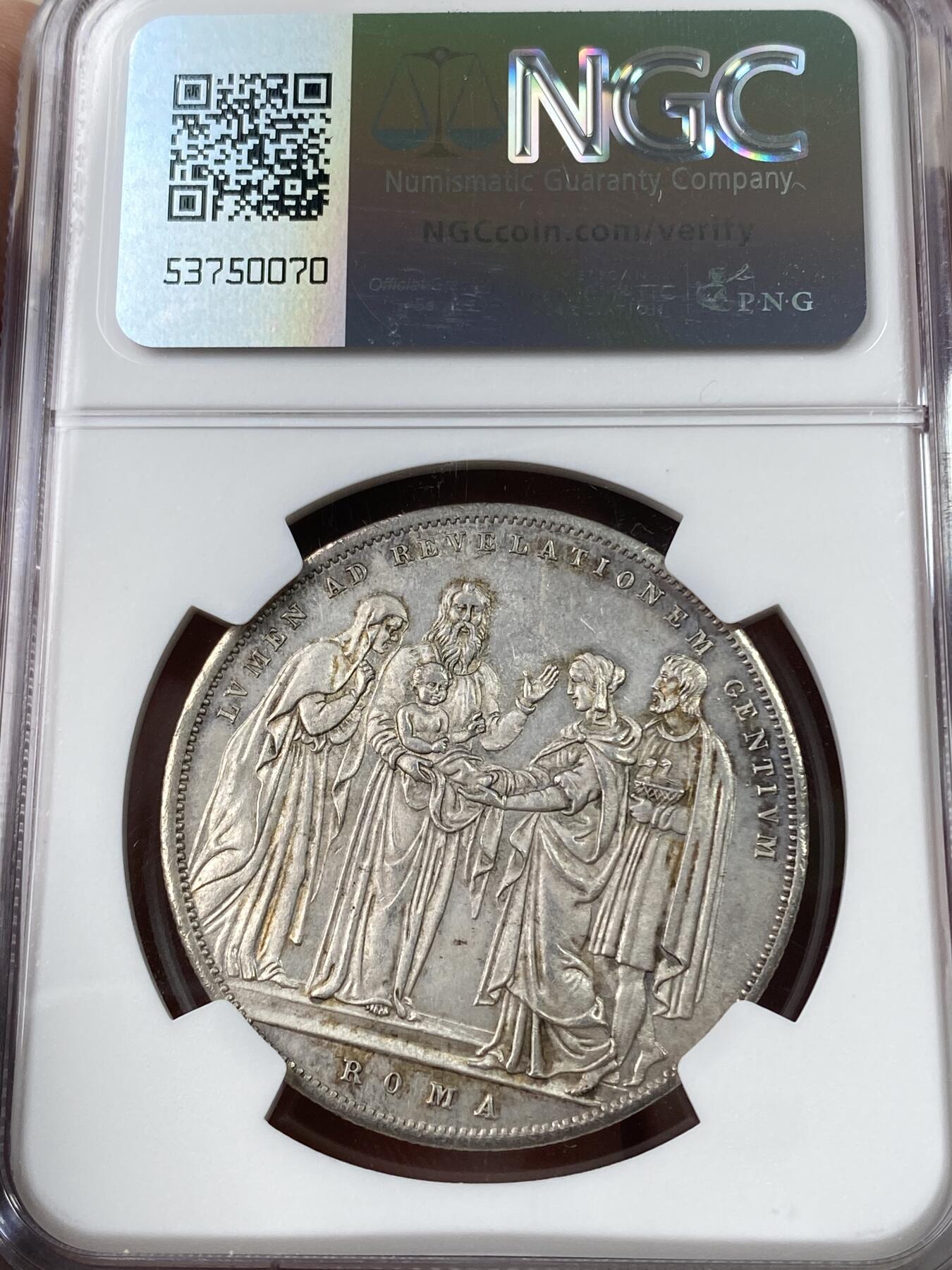 万国钱币拍卖第043期 NGC MS64 1831年教皇国格雷戈里十六世斯库多大银币 教皇国名誉品种 路加福音2:21-39场景 玛丽和约瑟夫前往耶路撒冷圣殿进行三个仪式：在第八天为男孩行割礼（利未记12:3） 在分娩后为母亲行净化仪式（利未纪12） 以及为长子行救赎仪式（出13:12-13）