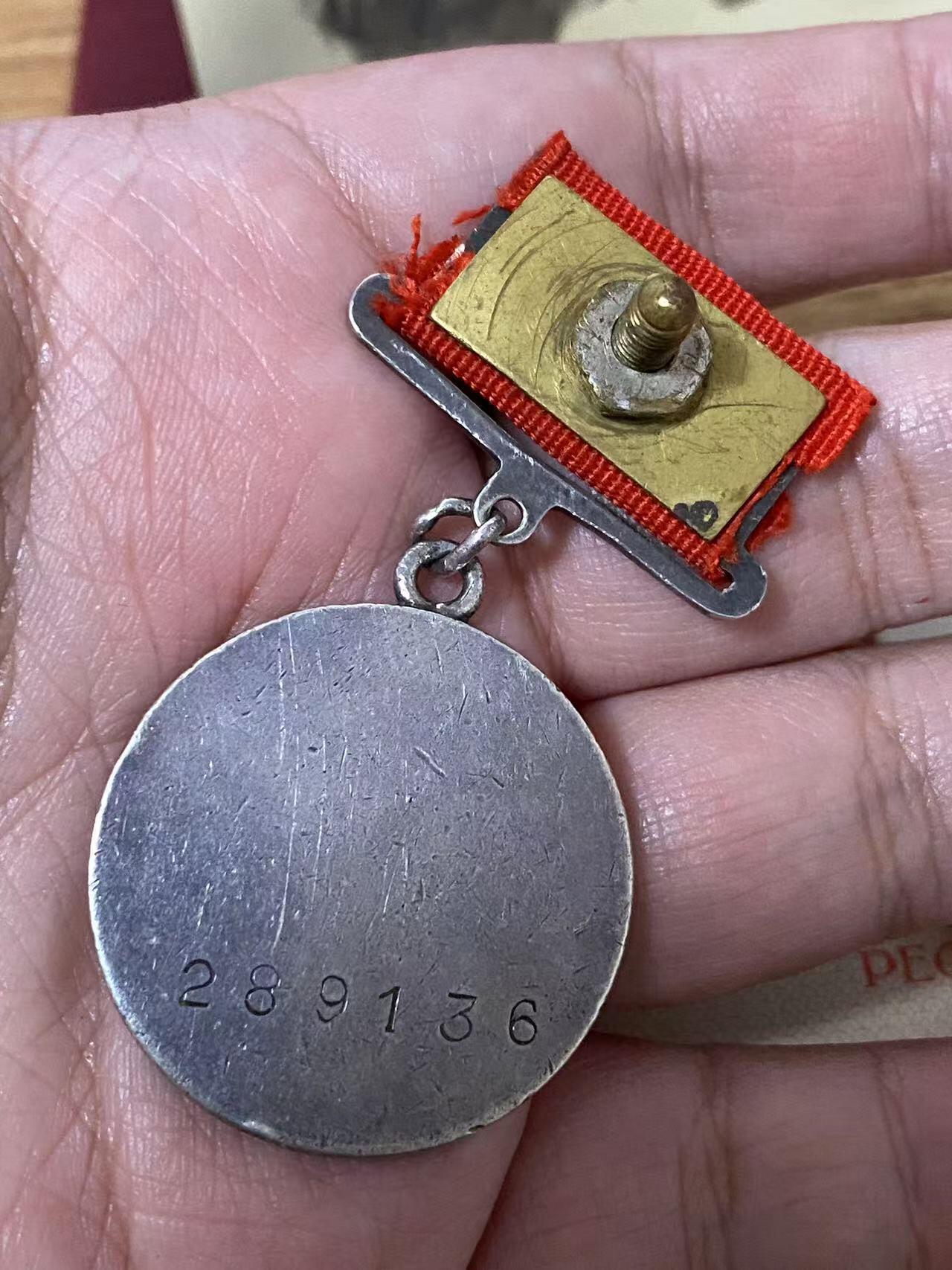苏联勋章奖章3月28日晚上九点结束在麦稀奇 找不到的加我qq或者微信都是184277308备注苏章拍卖。最好加微信群每次都会通知还有提前可以一口价的 最近会持续拍卖一些东西。 苏联小挂战功红星野战医院战地女护士勋章套章 战功289136小挂版 未开环 珐琅损坏 上挂 盖子 全部原配 非常好  红星右下角顶部内测有磕碰 带证书 照片 其他证书有 战德，列宁百年，30胜利，40胜利，50建君，优秀劳动者等6本。非常好的一套 红星和战功都在 Шульга Ольга Петровна 284近卫野战移动医院外科护士长 战功为转移上千伤员，红星为炮火下为负伤的哥萨克君官做手术。