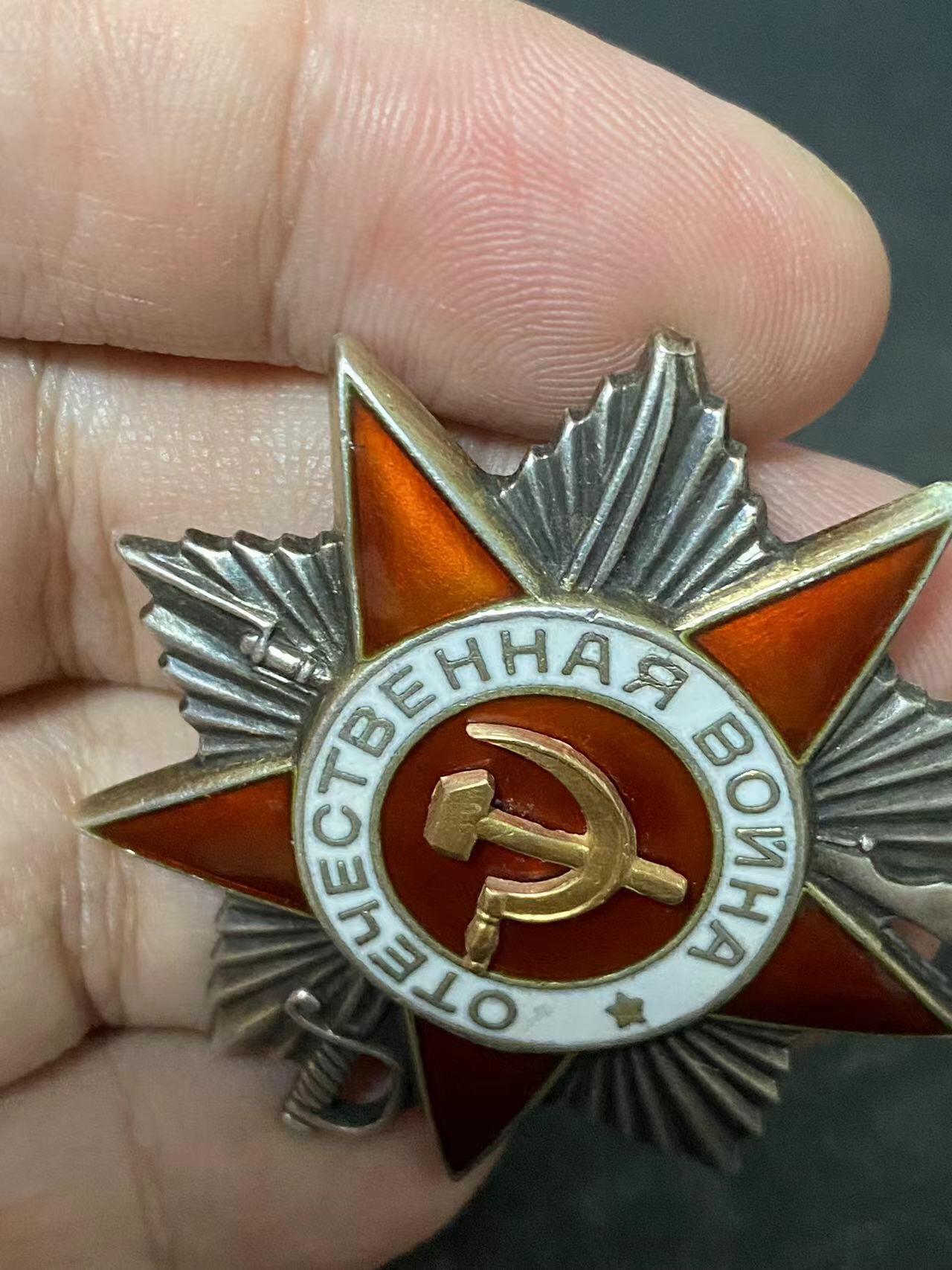 苏联勋章奖章3月28日晚上九点结束在麦稀奇 找不到的加我qq或者微信都是184277308备注苏章拍卖。最好加微信群每次都会通知还有提前可以一口价的 最近会持续拍卖一些东西。 苏联二战二级为国勋章 687777 超级好号码 左角上边缘右边和顶角左边缘上部有两处小脱皮 正面看不出来  获得者Рак Е. Н.为稀有的МГБ（MGB）锅按部君官 奖励卡查不到只有序列 应该未解密 