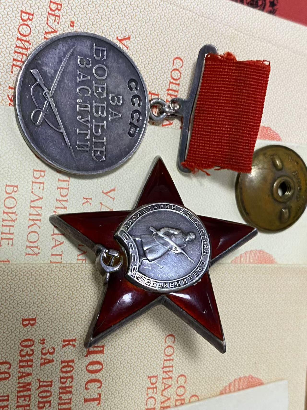 苏联勋章奖章3月28日晚上九点结束在麦稀奇 找不到的加我qq或者微信都是184277308备注苏章拍卖。最好加微信群每次都会通知还有提前可以一口价的 最近会持续拍卖一些东西。 苏联小挂战功红星野战医院战地女护士勋章套章 战功289136小挂版 未开环 珐琅损坏 上挂 盖子 全部原配 非常好  红星右下角顶部内测有磕碰 带证书 照片 其他证书有 战德，列宁百年，30胜利，40胜利，50建君，优秀劳动者等6本。非常好的一套 红星和战功都在 Шульга Ольга Петровна 284近卫野战移动医院外科护士长 战功为转移上千伤员，红星为炮火下为负伤的哥萨克君官做手术。