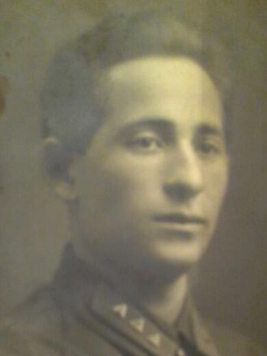 苏联勋章奖章3月28日晚上九点结束在麦稀奇 找不到的加我qq或者微信都是184277308备注苏章拍卖。最好加微信群每次都会通知还有提前可以一口价的 最近会持续拍卖一些东西。 苏联二战红星勋章 六位数 947347 品相不错 佩戴痕迹 右下角顶部轻微小瑕疵几乎不可见 原配银盖子 带登记卡 早期服役获得  Тропынин Иван Иванович 照片和其他资料也很多 感兴趣的可以去查一下 