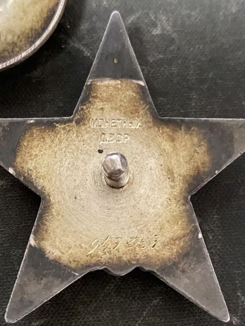 苏联勋章奖章3月28日晚上九点结束在麦稀奇 找不到的加我qq或者微信都是184277308备注苏章拍卖。最好加微信群每次都会通知还有提前可以一口价的 最近会持续拍卖一些东西。 苏联二战红星勋章 六位数 947347 品相不错 佩戴痕迹 右下角顶部轻微小瑕疵几乎不可见 原配银盖子 带登记卡 早期服役获得  Тропынин Иван Иванович 照片和其他资料也很多 感兴趣的可以去查一下 