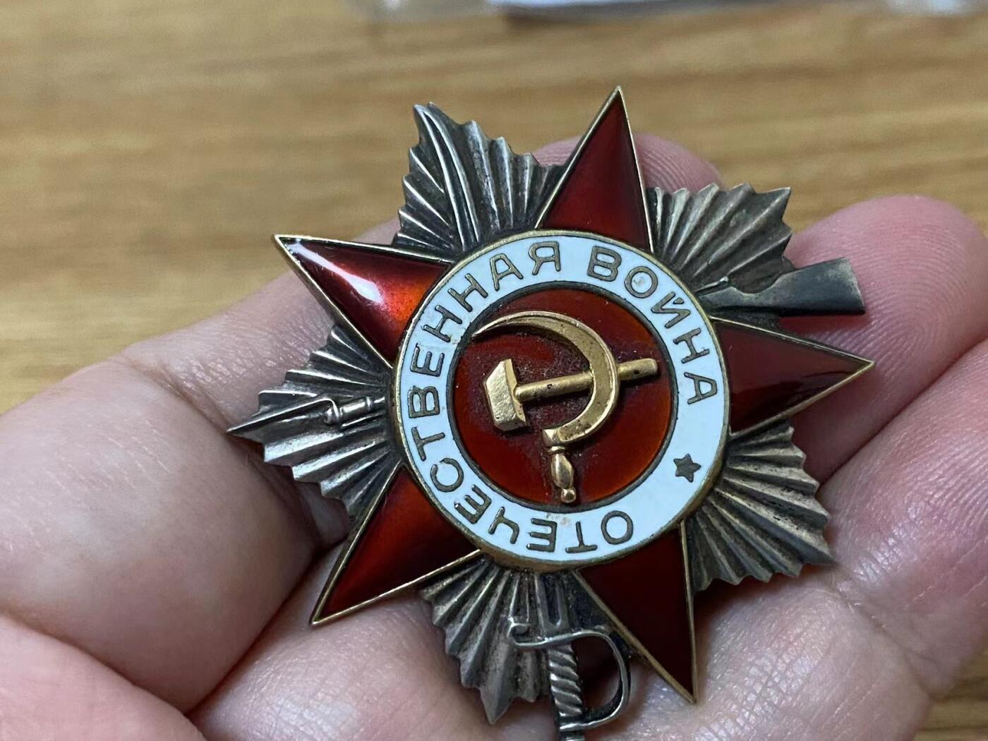 苏联勋章奖章3月28日晚上九点结束在麦稀奇 找不到的加我qq或者微信都是184277308备注苏章拍卖。最好加微信群每次都会通知还有提前可以一口价的 最近会持续拍卖一些东西。 苏联二级为国追授898191解放克里木战斗中火炮灭30后用冲锋抢又5 迫击炮连分队长Пономаренко Алексей Иванович  品相很好 没有磕碰登记卡没翻译里面写明了追授给父亲  奖励卡翻译了 可以查到名单在这场战斗后不久细绳 没有发到他的手上。