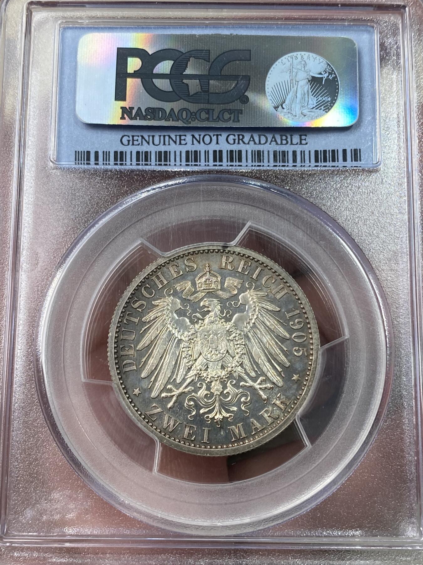 万国钱币拍卖第043期 PCGS PRD 1905年德国萨克森-科堡-哥达精制2马克 绝对的高端品种，十几年前欧拍BU级别裸币购回，后送评PC开箱时不慎被美工刀划伤，实在可惜了这么好的品相，但除了划伤外颜值依旧能打。