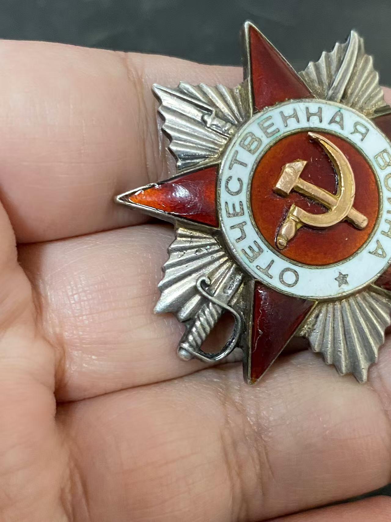 苏联勋章奖章3月28日晚上九点结束在麦稀奇 找不到的加我qq或者微信都是184277308备注苏章拍卖。最好加微信群每次都会通知还有提前可以一口价的 最近会持续拍卖一些东西。 苏联二级为国战争勋章 狙击手 品相磕碰 党徽原配 MZPP版本 Козлов Иван Данилович 43年1月起担任狙击手 到44年12月的几次战斗中 战绩为18+12 将近30人。在狙击手中属于中等偏上的水准了 基本也是能买到的狙击手天花板了。