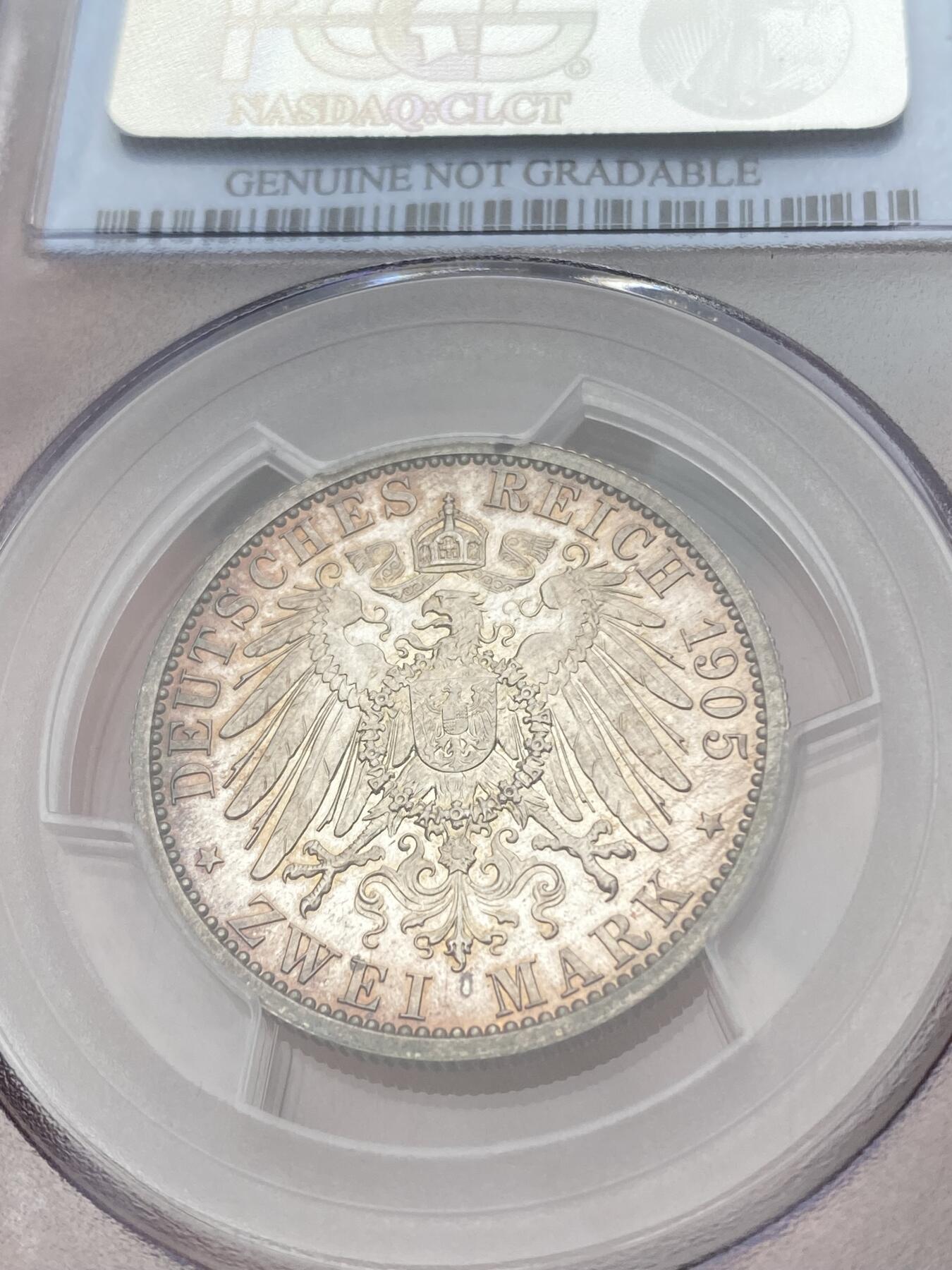 万国钱币拍卖第043期 PCGS PRD 1905年德国萨克森-科堡-哥达精制2马克 绝对的高端品种，十几年前欧拍BU级别裸币购回，后送评PC开箱时不慎被美工刀划伤，实在可惜了这么好的品相，但除了划伤外颜值依旧能打。