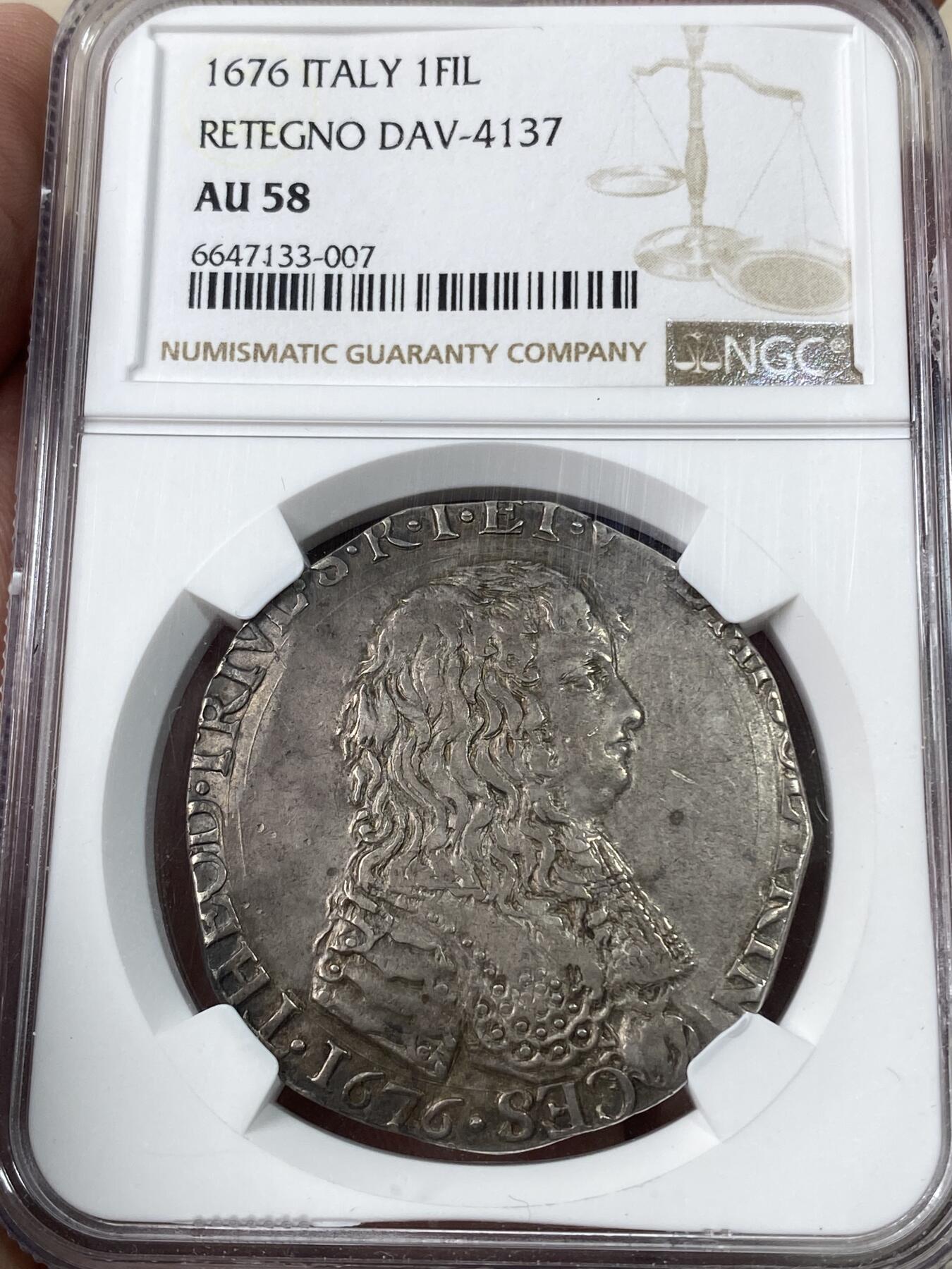 万国钱币拍卖第043期 NGC AU58 意大利1676年雷泰尼奥邦1菲利波大银。正面领主为Antonio Teodoro Trivulzio。该家族以背面神秘的三人脸徽章出名，含银量高达0.948，导致银币变得很软。成熟的巴洛克风格，已是所见最好，也是唯一的TOP POP。较为冷门的意大利小邦领主，在位两年便神秘去世。意大利发烧友不可错过的精品。