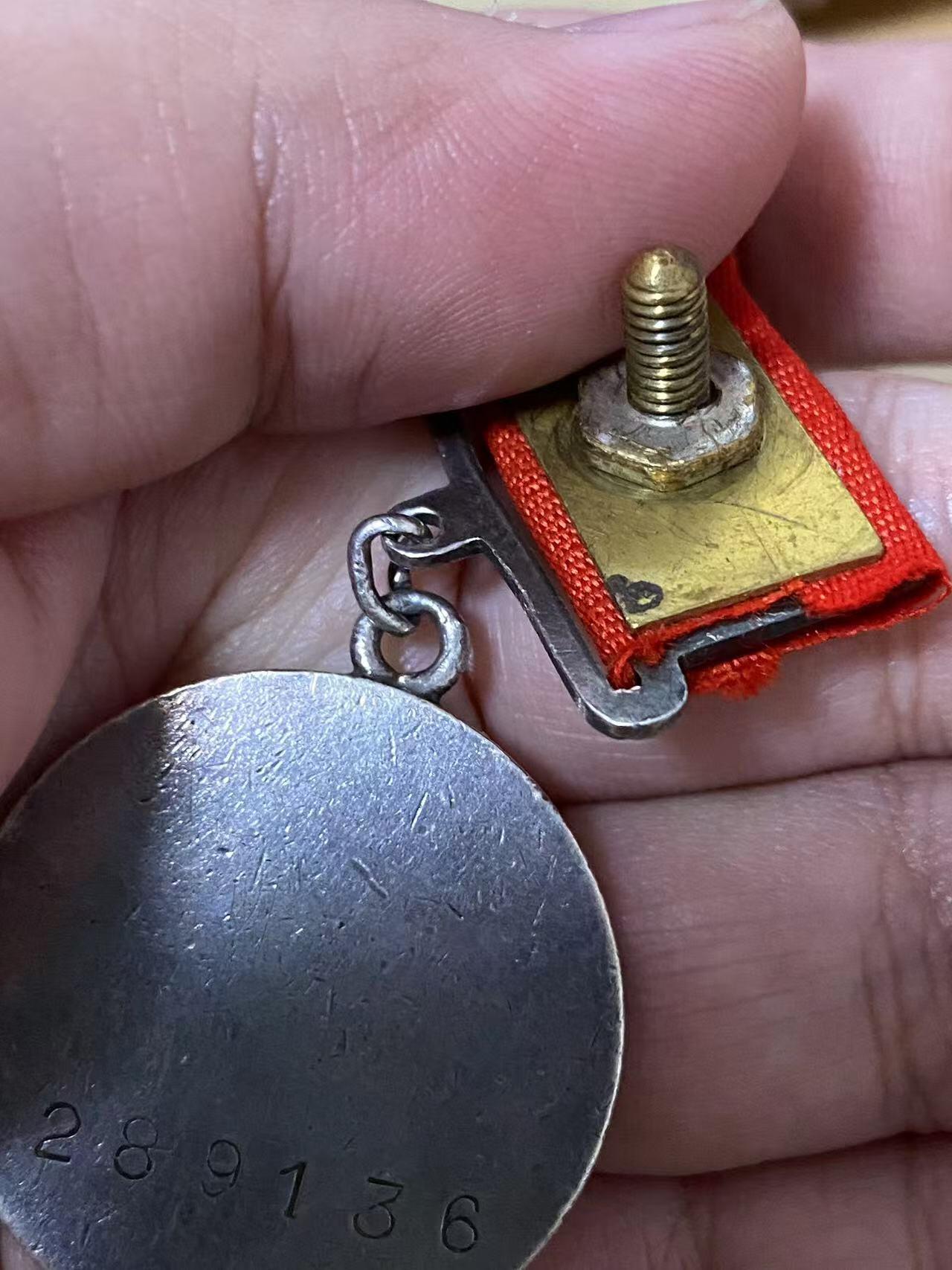 苏联勋章奖章3月28日晚上九点结束在麦稀奇 找不到的加我qq或者微信都是184277308备注苏章拍卖。最好加微信群每次都会通知还有提前可以一口价的 最近会持续拍卖一些东西。 苏联小挂战功红星野战医院战地女护士勋章套章 战功289136小挂版 未开环 珐琅损坏 上挂 盖子 全部原配 非常好  红星右下角顶部内测有磕碰 带证书 照片 其他证书有 战德，列宁百年，30胜利，40胜利，50建君，优秀劳动者等6本。非常好的一套 红星和战功都在 Шульга Ольга Петровна 284近卫野战移动医院外科护士长 战功为转移上千伤员，红星为炮火下为负伤的哥萨克君官做手术。