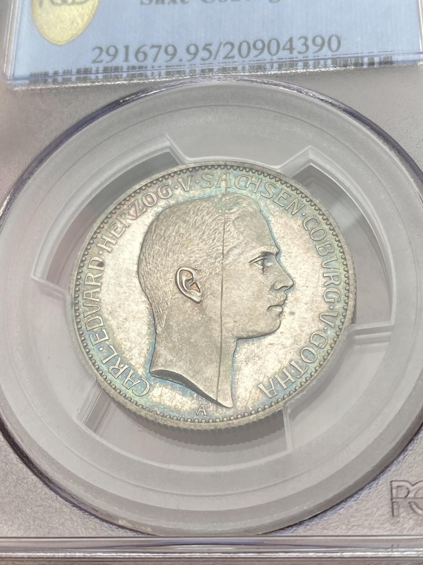万国钱币拍卖第043期 PCGS PRD 1905年德国萨克森-科堡-哥达精制2马克 绝对的高端品种，十几年前欧拍BU级别裸币购回，后送评PC开箱时不慎被美工刀划伤，实在可惜了这么好的品相，但除了划伤外颜值依旧能打。