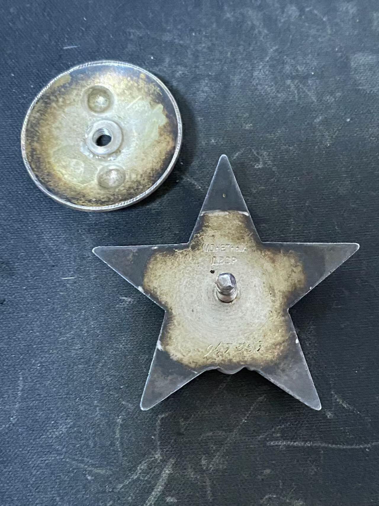 苏联勋章奖章3月28日晚上九点结束在麦稀奇 找不到的加我qq或者微信都是184277308备注苏章拍卖。最好加微信群每次都会通知还有提前可以一口价的 最近会持续拍卖一些东西。 苏联二战红星勋章 六位数 947347 品相不错 佩戴痕迹 右下角顶部轻微小瑕疵几乎不可见 原配银盖子 带登记卡 早期服役获得  Тропынин Иван Иванович 照片和其他资料也很多 感兴趣的可以去查一下 