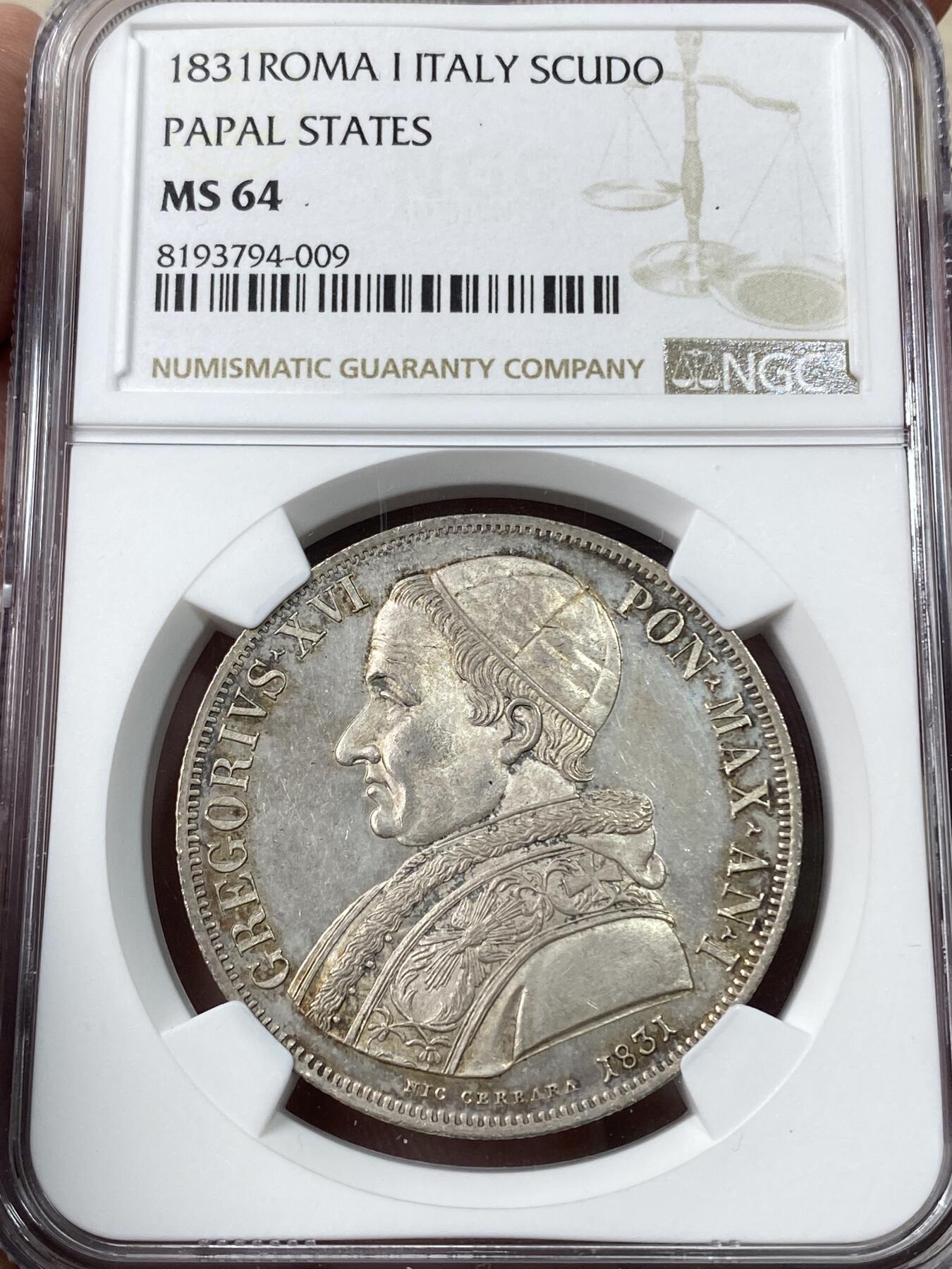 万国钱币拍卖第043期 NGC MS64 1831年教皇国格雷戈里十六世斯库多大银币 教皇国名誉品种 路加福音2:21-39场景 玛丽和约瑟夫前往耶路撒冷圣殿进行三个仪式：在第八天为男孩行割礼（利未记12:3） 在分娩后为母亲行净化仪式（利未纪12） 以及为长子行救赎仪式（出13:12-13）
