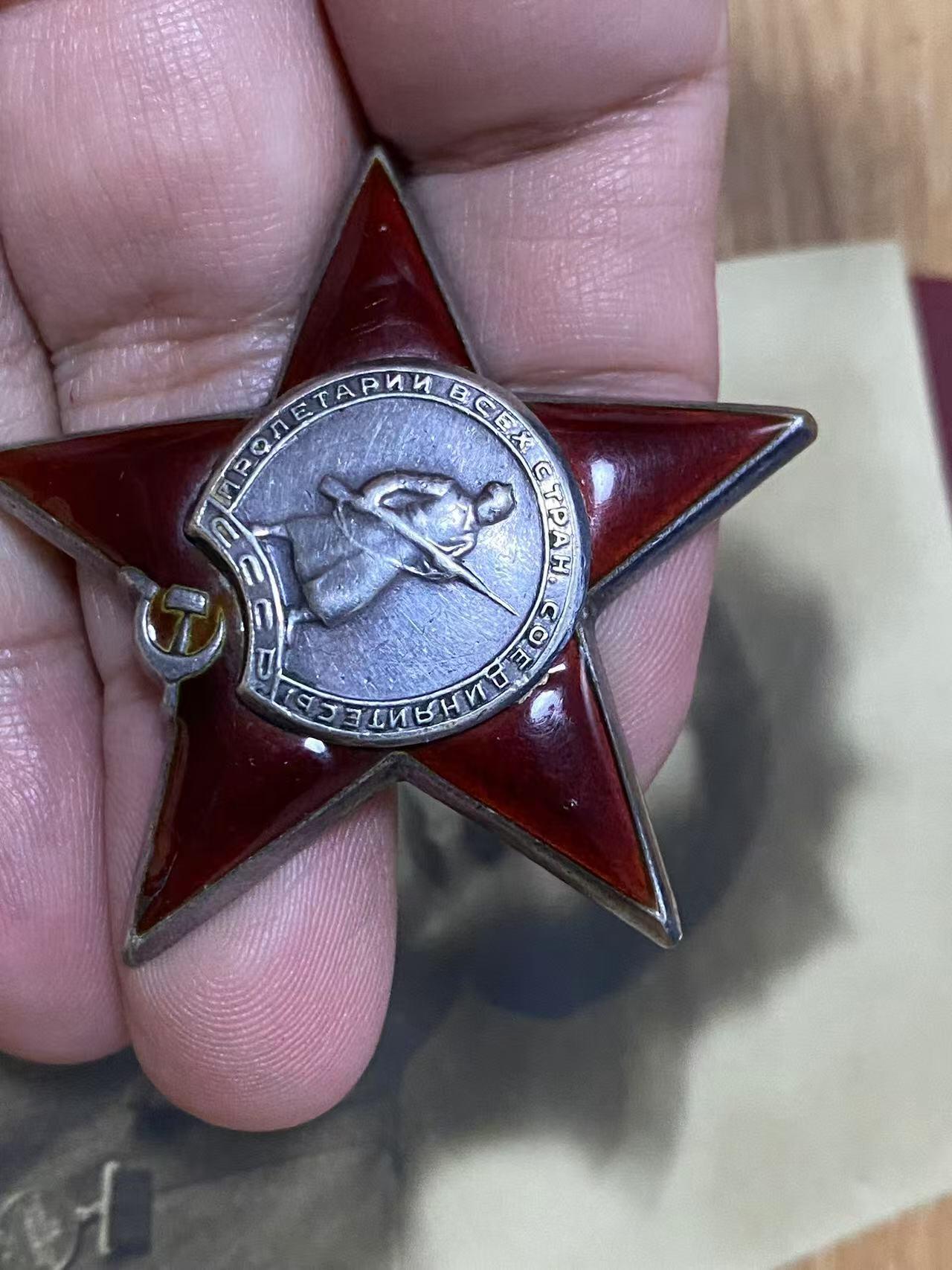 苏联勋章奖章3月28日晚上九点结束在麦稀奇 找不到的加我qq或者微信都是184277308备注苏章拍卖。最好加微信群每次都会通知还有提前可以一口价的 最近会持续拍卖一些东西。 苏联小挂战功红星野战医院战地女护士勋章套章 战功289136小挂版 未开环 珐琅损坏 上挂 盖子 全部原配 非常好  红星右下角顶部内测有磕碰 带证书 照片 其他证书有 战德，列宁百年，30胜利，40胜利，50建君，优秀劳动者等6本。非常好的一套 红星和战功都在 Шульга Ольга Петровна 284近卫野战移动医院外科护士长 战功为转移上千伤员，红星为炮火下为负伤的哥萨克君官做手术。