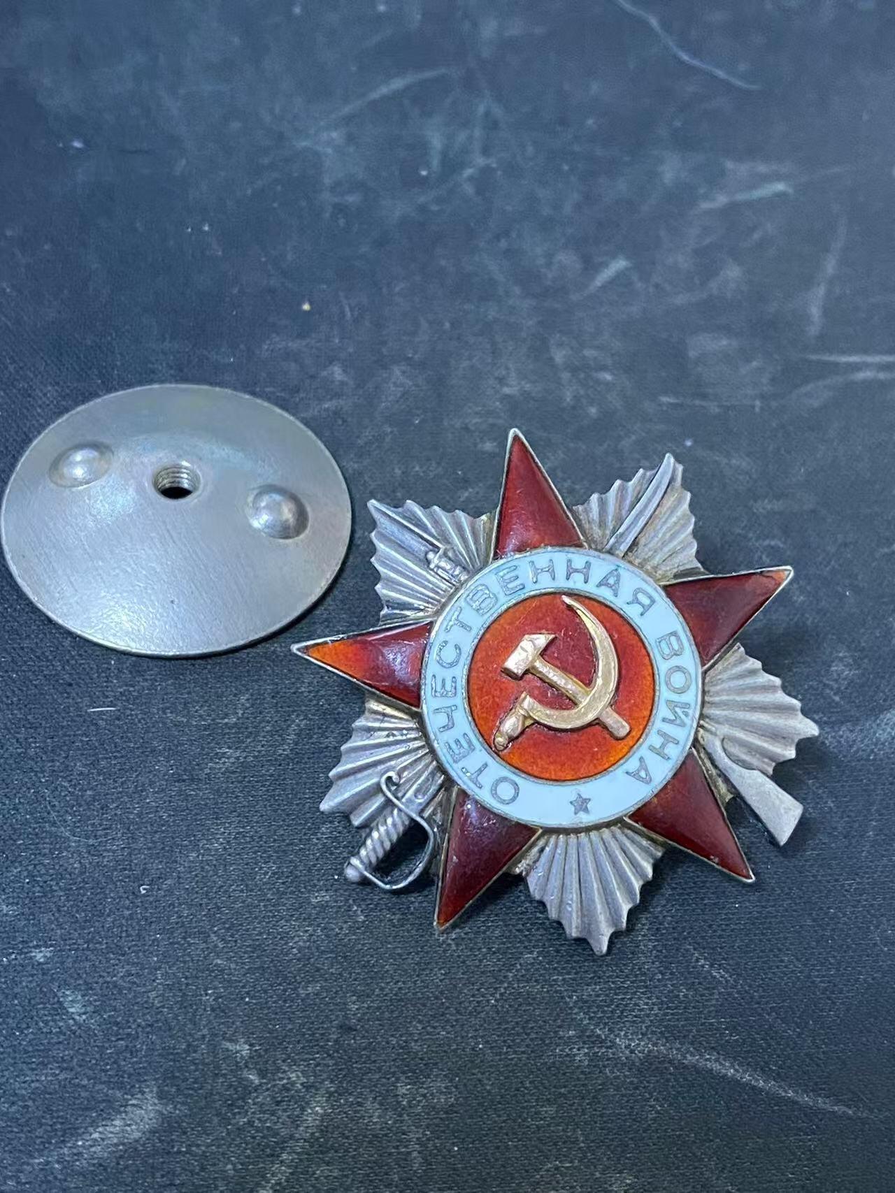 苏联勋章奖章3月28日晚上九点结束在麦稀奇 找不到的加我qq或者微信都是184277308备注苏章拍卖。最好加微信群每次都会通知还有提前可以一口价的 最近会持续拍卖一些东西。 苏联二级为国战争勋章 狙击手 品相磕碰 党徽原配 MZPP版本 Козлов Иван Данилович 43年1月起担任狙击手 到44年12月的几次战斗中 战绩为18+12 将近30人。在狙击手中属于中等偏上的水准了 基本也是能买到的狙击手天花板了。