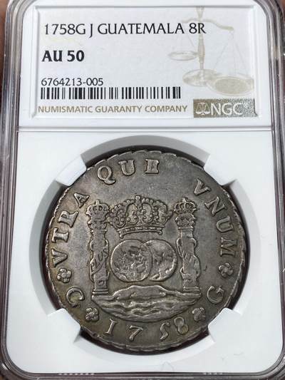 万国钱币拍卖第043期 - NGC AU50 1758西属危地马拉地球双柱8R 1758中的58相距非常近，比正常的1758少很多，是非常稀少的版别，最后一图为正常58对比，作为西属双柱中的高难品种，危地马拉地球连通货都是难得一见，而由于工艺问题，如此深打且规整的危地马拉可谓是凤毛麟角，原味五彩的包浆更是锦上添花。