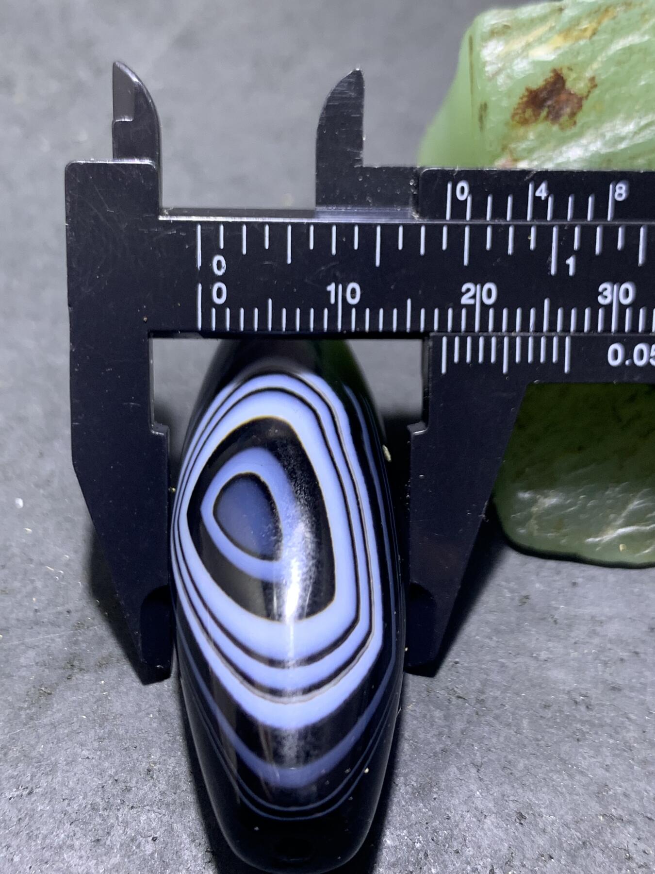 药师玛瑙天眼随形大桶珠一颗，