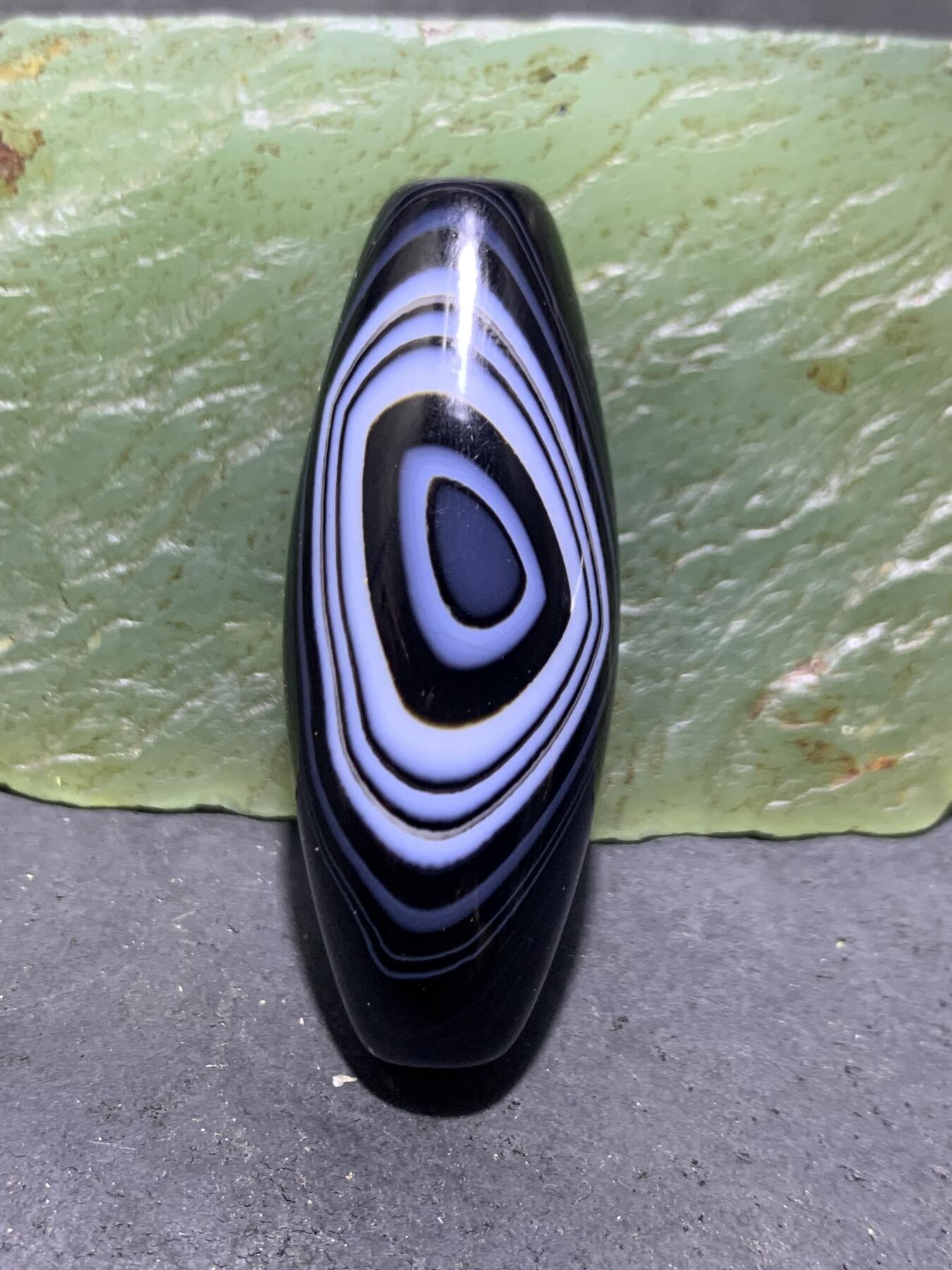 药师玛瑙天眼随形大桶珠一颗，