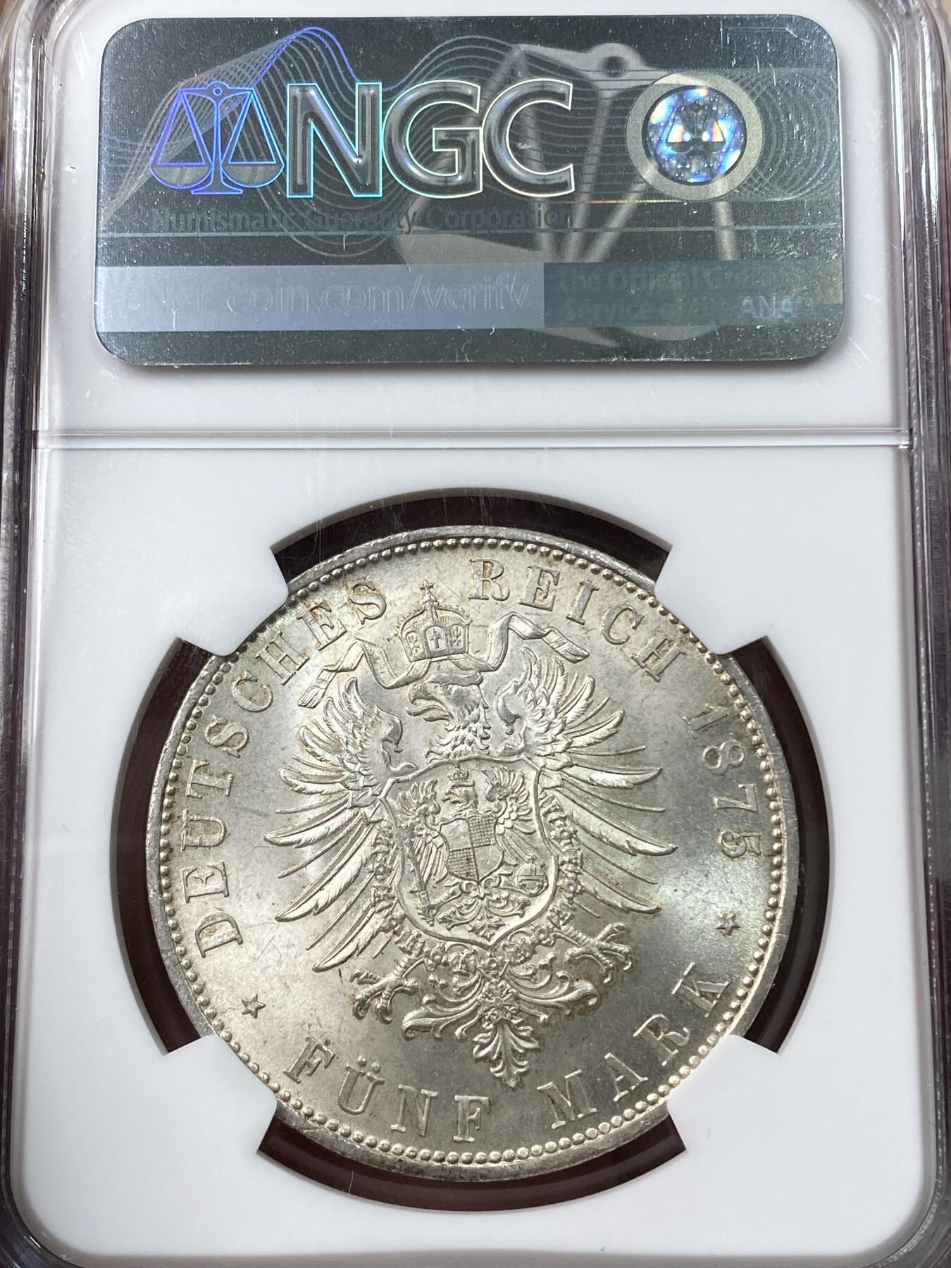 万国钱币拍卖第043期 NGC MS65 1875年德国巴伐利亚路德维希二世短翅5马克 顶级品相巴伐利亚疯王短翅大银，BU级别非常难得，丝绸底板，转光炸裂，NGC唯一冠军分，热门上涨品种。