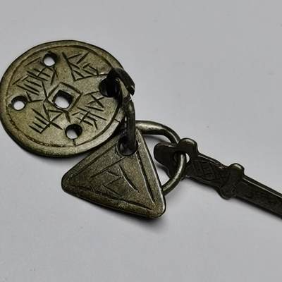 藏珍品阁专场72期 - 清代全手工雕刻老银一套，七星剑，长命富贵，敕令，这么小的手雕非常难得
