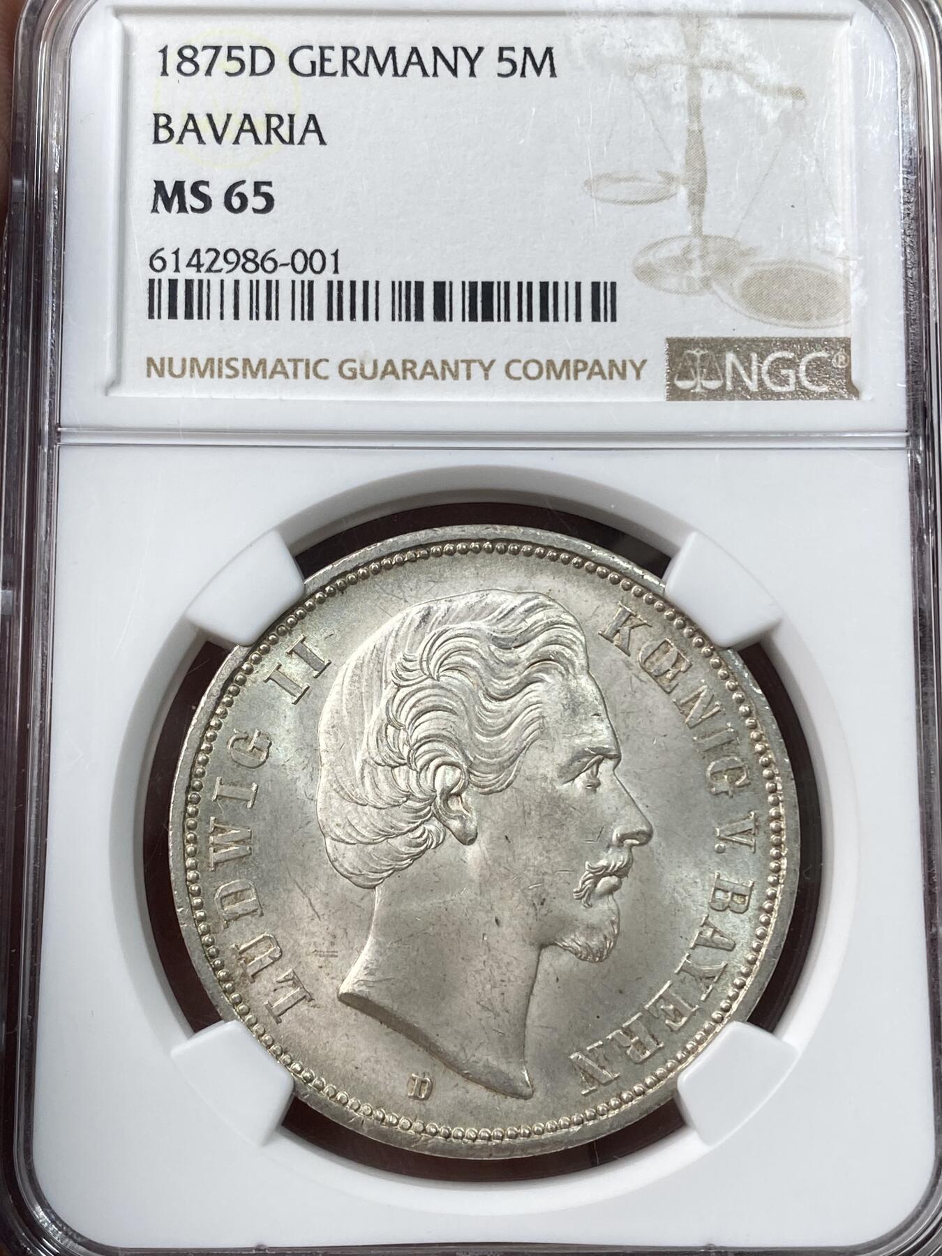 万国钱币拍卖第043期 NGC MS65 1875年德国巴伐利亚路德维希二世短翅5马克 顶级品相巴伐利亚疯王短翅大银，BU级别非常难得，丝绸底板，转光炸裂，NGC唯一冠军分，热门上涨品种。