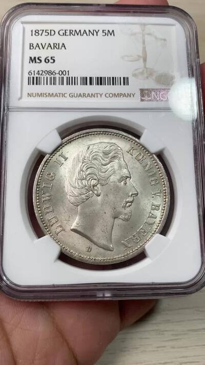 万国钱币拍卖第043期 NGC MS65 1875年德国巴伐利亚路德维希二世短翅5马克 顶级品相巴伐利亚疯王短翅大银，BU级别非常难得，丝绸底板，转光炸裂，NGC唯一冠军分，热门上涨品种。