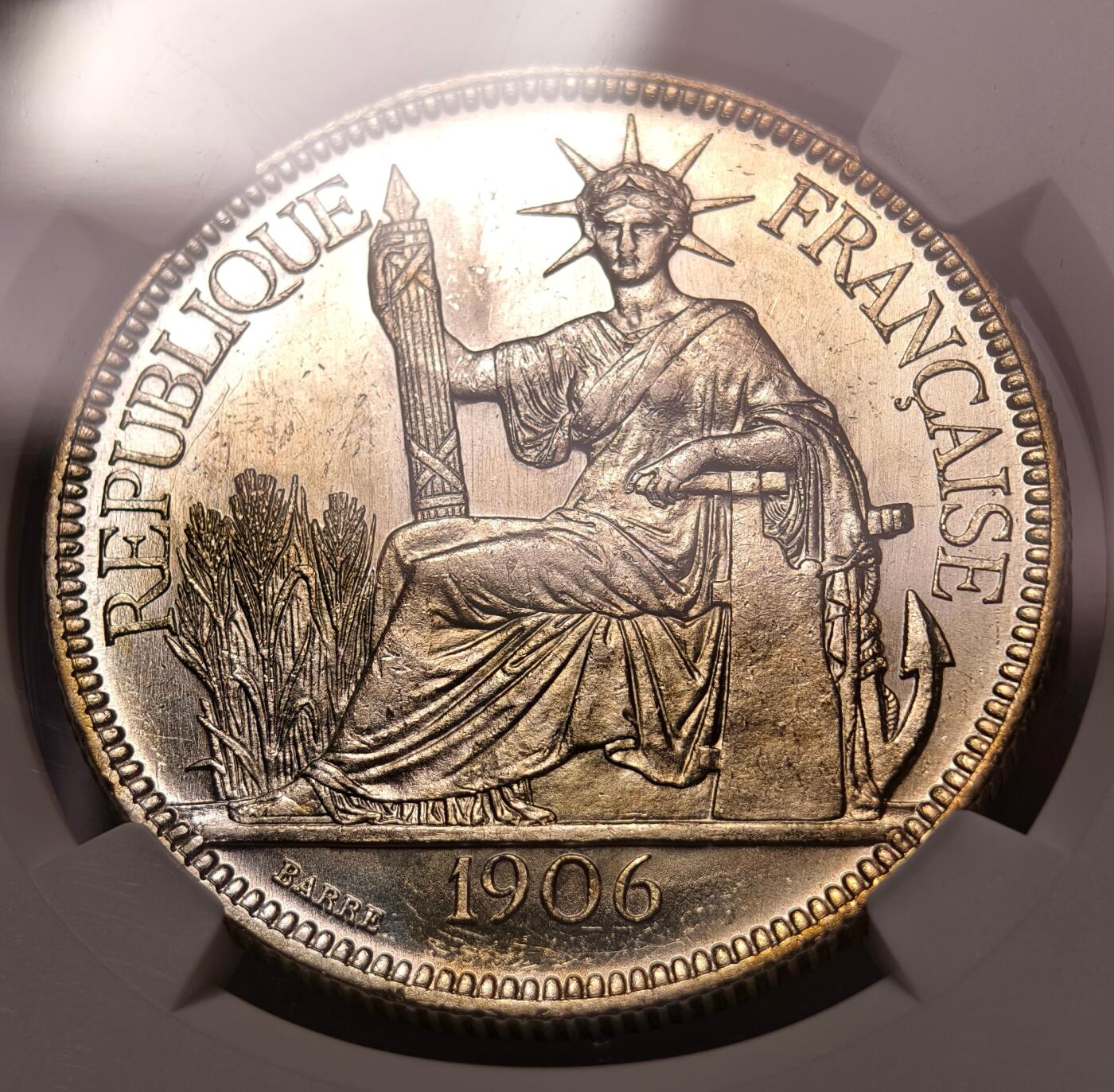紫瑗钱币——第526期 法属印度支那 1906年 A版 贸易银元 坐洋 1皮阿斯特 银币 NGC MS62 金色包浆