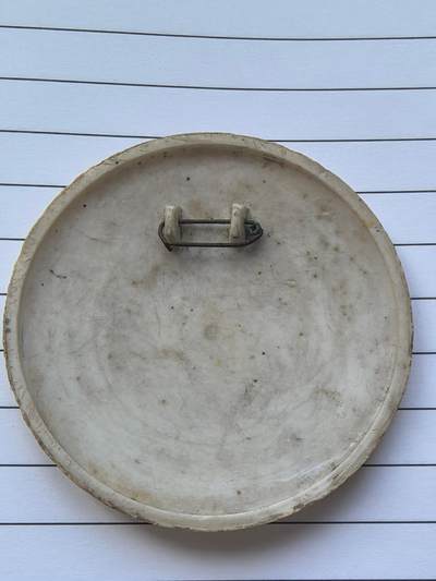 综合藏品场.喜欢出价就得！无套路无托.诚信惠友交友！自动快拍. 红色像章.塑料材质.直径约63MM.保真包老.实图拍摄.喜欢的朋友请出价吧！