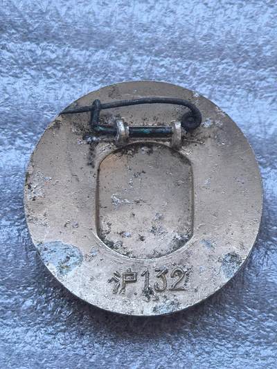 综合藏品场.喜欢出价就得！无套路无托.诚信惠友交友！自动快拍. 毛主席的革命路线胜利万岁.红色像章.铝材质.直径约30MM品相不错.实图拍摄，保真包老.颜色特别漂亮.