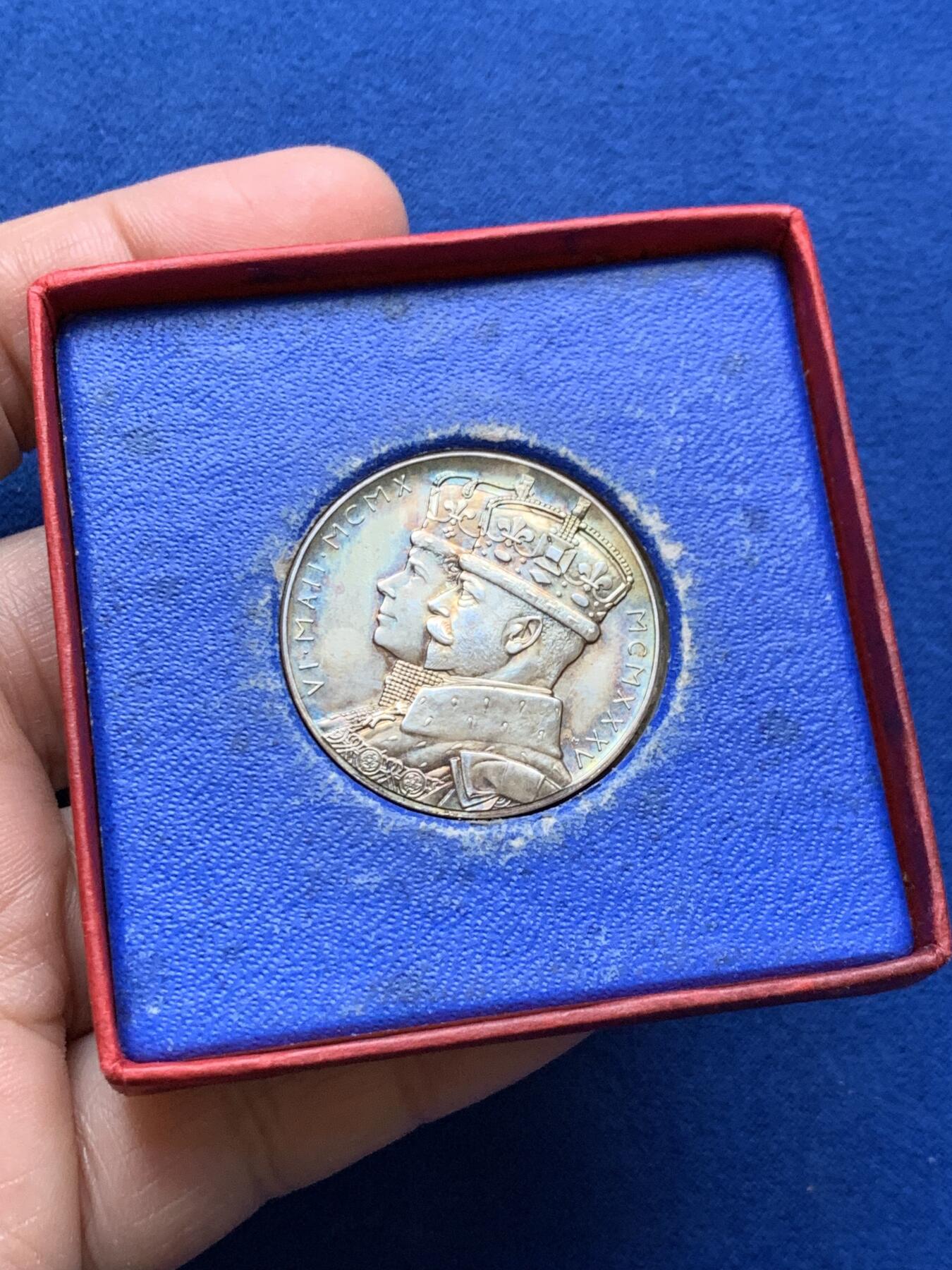 《竞宝斋》第365场 周日，周一 2场连拍 （全场包邮） 英国1935年乔治五世登基25周年纪念银章 原味五彩 原盒