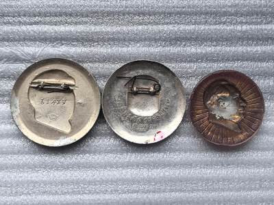 综合藏品场.喜欢出价就得！无套路无托.诚信惠友交友！自动快拍. 3枚毛主席红色像章3枚.铝材质2枚.圈起来的1枚是塑料材质.保真包老.品自定.实图拍摄.喜欢的朋友请出价吧红色像章收藏.按图发货放心下单哦！