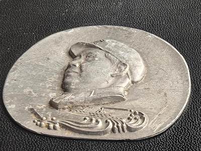 综合藏品场.喜欢出价就得！无套路无托.诚信惠友交友！自动快拍. 毛主席像章.铝制.稀少罕见品.直径约62MM品相如图.喜欢的朋友不要错过哦！保真包老