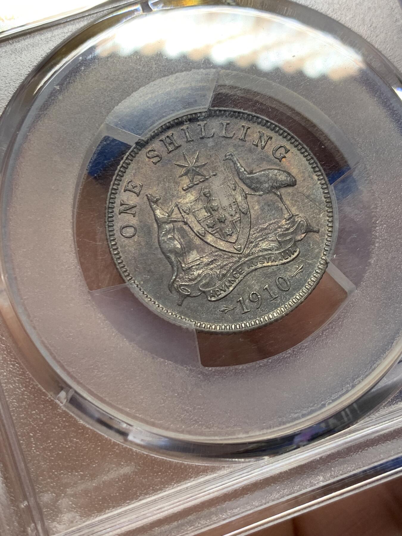 《竞宝斋》第365场 周日，周一 2场连拍 （全场包邮） PCGS MS61 澳大利亚1910年爱德华七世1先令银币，独年版，少见品种。双面紫色调深彩，状态很好，低评。外拍价高，60分书价200美元