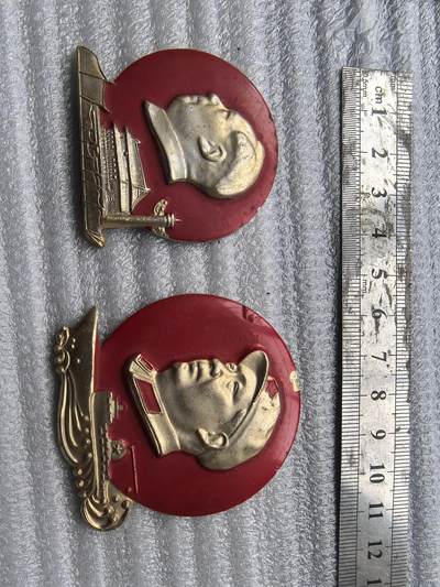 综合藏品场.喜欢出价就得！无套路无托.诚信惠友交友！自动快拍. 毛主席红色像章2枚.铝材质.保真包老.品自定.实图拍摄.喜欢的朋友请出价吧红色像章收藏..
