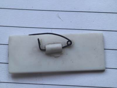 综合藏品场.喜欢出价就得！无套路无托.诚信惠友交友！自动快拍. 为人民服务 怀旧塑料老像章，品相有些污渍，实图拍摄角度光线问题可能有轻微偏差.怀旧感强，长4.5宽1.9厘米，痕迹岁月