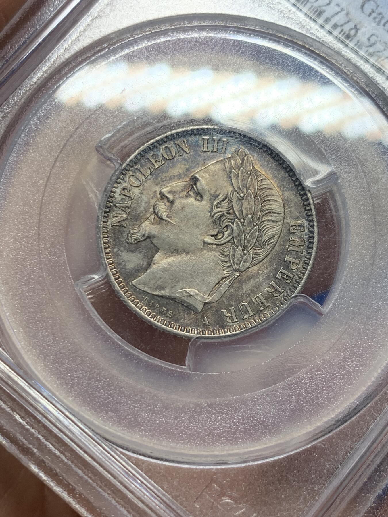 《竞宝斋》第365场 周日，周一 2场连拍 （全场包邮） PCGS UNC 法国1868年拿破仑三世银法郎，流通充分的品种，UNC品难得。此枚双面浓郁深五彩，状态很好，pc严评