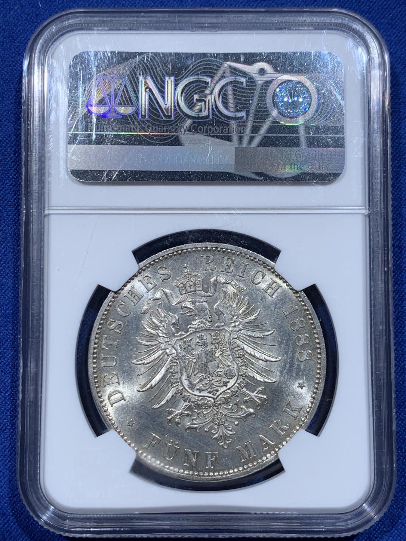 《竞宝斋》第365场 周日，周一 2场连拍 （全场包邮） NGC MS63 德国普鲁士1888三皇之年 弗里德里希三世短翅5马克银币 吉祥年份，1888普鲁士三皇在位，弗里德里希在位不足百天存世好品少，升值潜力巨大。盒子下沿有小磕，不影响钱币，介意勿拍！