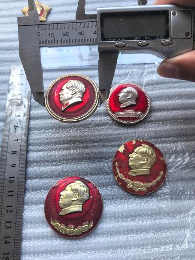 综合藏品场.喜欢出价就得！无套路无托.诚信惠友交友！自动快拍. 毛主席红色像章4枚！铝材质.直径看图！品相不错.实图拍摄，保真包老.颜色特别漂亮