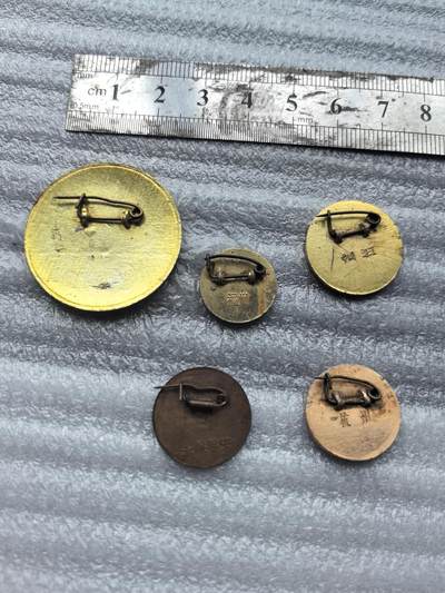 综合藏品场.喜欢出价就得！无套路无托.诚信惠友交友！自动快拍. 毛主席红色像章等共5枚.保真包老.品自定.实图拍摄.喜欢的朋友请出价吧红色像章收藏.按图发货放心下单哦！